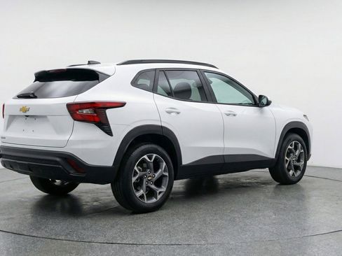 Used 2025 Chevrolet Trax LT image 9