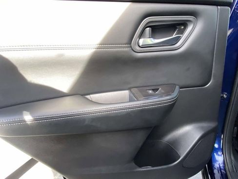 Used 2025 Nissan Rogue SV w/ SV Premium Package image 9