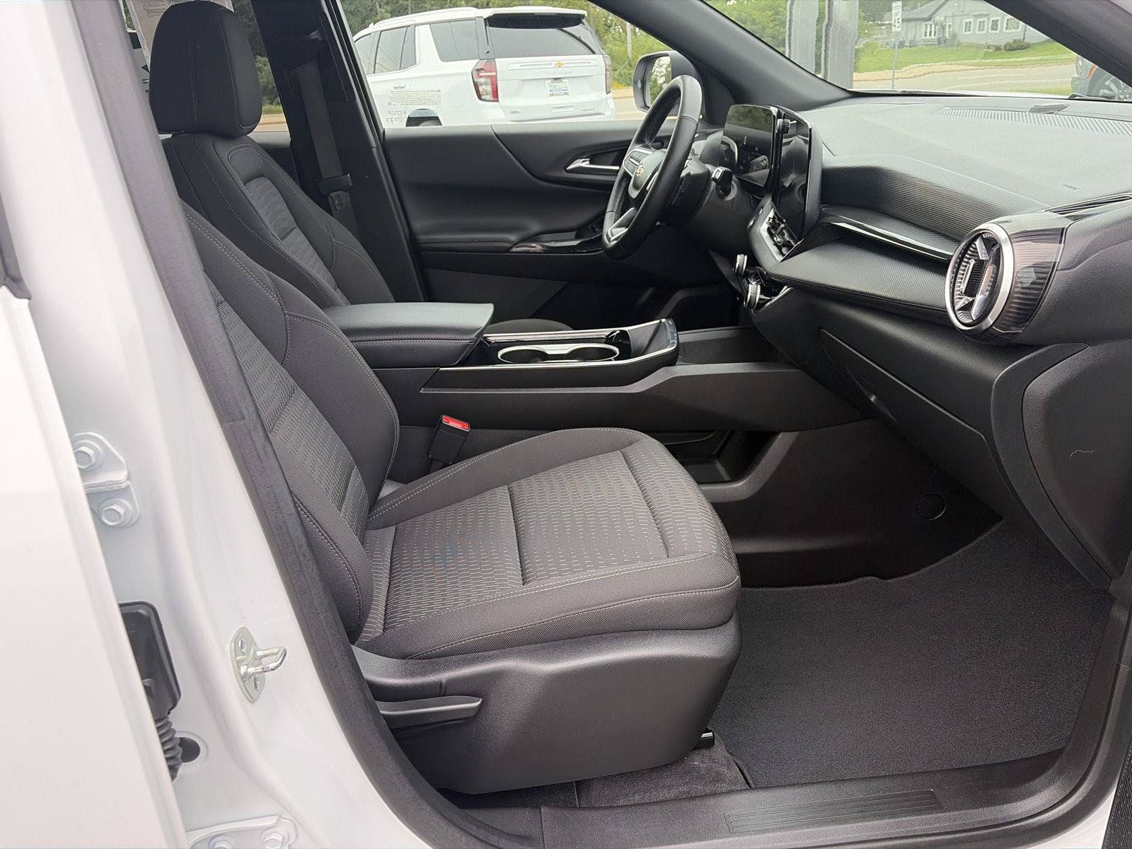 Used 2025 Chevrolet Equinox LT FWD image 14
