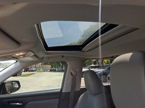 Used 2022 Toyota Highlander XLE FWD image 13