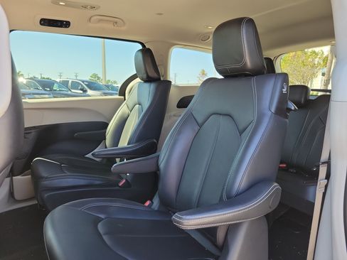 Used 2024 Chrysler Pacifica Select image 14