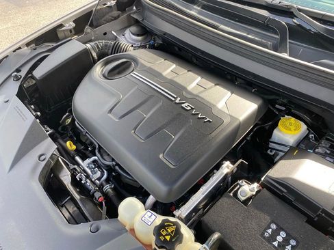 Used 2020 Jeep Cherokee Latitude Plus w/ Comfort/Convenience Group FWD image 13