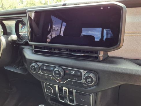 Used 2024 Jeep Gladiator Sport image 8