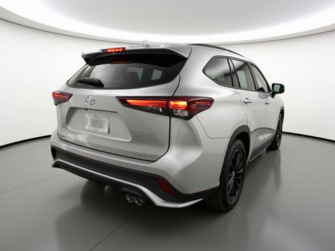 Used 2025 Toyota Highlander XSE image 9