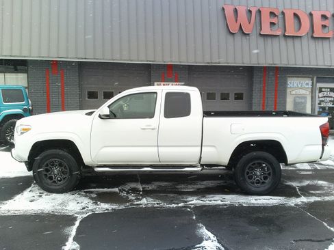 Used 2018 Toyota Tacoma SR image 4