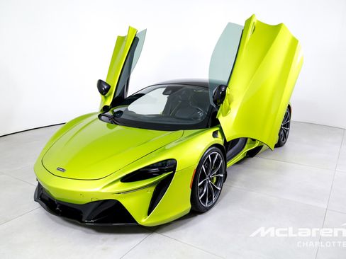 Used 2023 McLaren Artura image 19