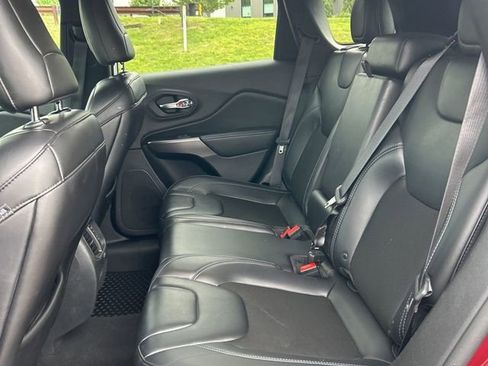 Used 2019 Jeep Cherokee Latitude Plus w/ Cold Weather Group AWD/4WD image 6