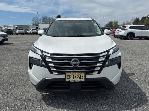 Used 2024 Nissan Rogue SV image 2
