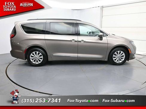 Used 2017 Chrysler Pacifica Touring-L FWD image 16