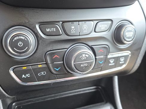 Used 2019 Jeep Cherokee Limited AWD/4WD image 34
