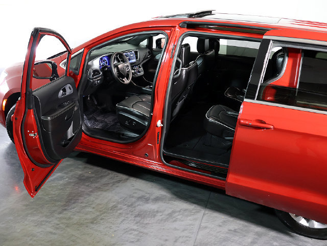 Used 2026 Chrysler Pacifica Limited FWD image 5