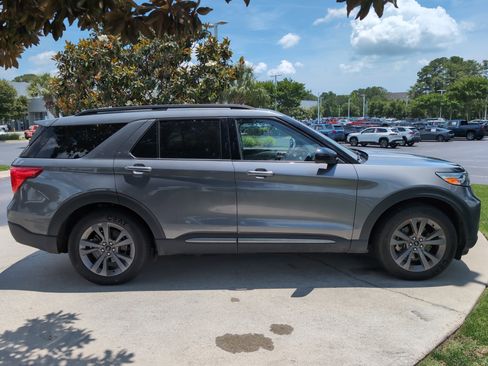 Used 2024 Ford Explorer XLT w/ Equipment Group 202A RWD image 11
