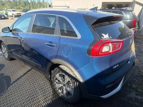 Used 2019 Kia Niro EX w/ Option Group 040 FWD image 2