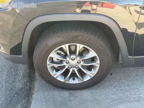 Used 2019 Jeep Cherokee Latitude Plus w/ Comfort/Convenience Group AWD/4WD image 8