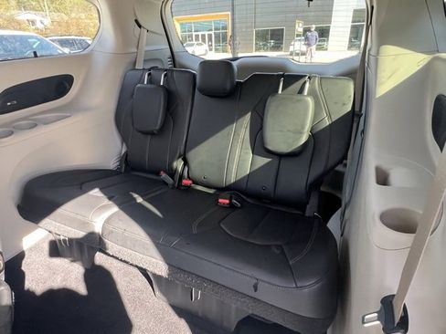 Used 2020 Chrysler Pacifica Touring-L Plus w/ Advanced Safetytec Group image 24
