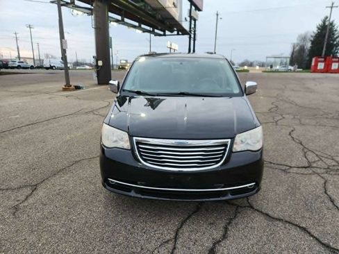 Used 2014 Chrysler Town & Country Touring-L w/ Driver Convenience Group image 9