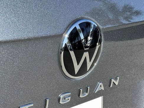 Used 2022 Volkswagen Tiguan SE w/ Panoramic Sunroof Package image 9