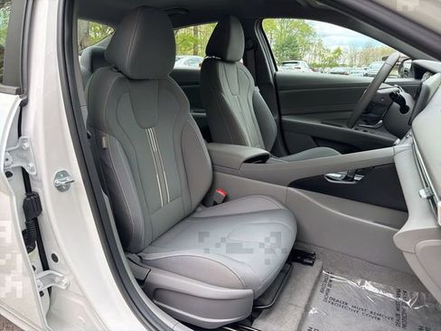 Used 2023 Hyundai Elantra SEL w/ Convenience Package FWD image 9