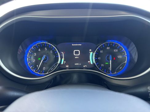 Used 2024 Chrysler Pacifica Touring-L image 28