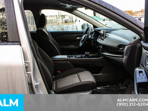 Used 2024 Nissan Rogue SV image 17