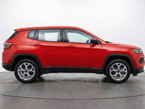 Used 2025 Jeep Compass Latitude AWD/4WD image 11