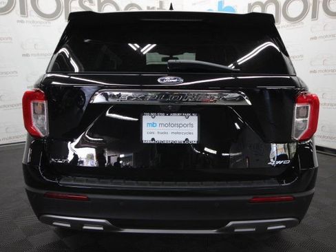 Used 2022 Ford Explorer XLT w/ Equipment Group 202A image 4