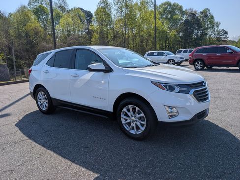 Used 2020 Chevrolet Equinox LT w/ Driver Convenience Package image 3
