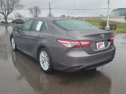 Certified 2018 Toyota Camry XLE image 3