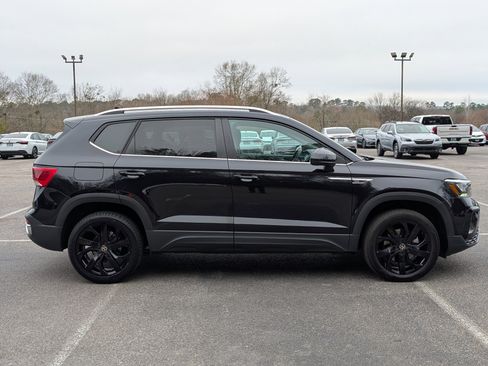 Used 2024 Volkswagen Taos SE w/ Panoramic Sunroof Package image 10