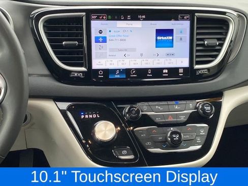 Used 2024 Chrysler Pacifica Touring-L image 9