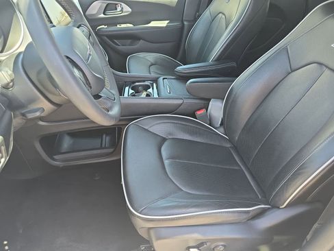 Used 2025 Chrysler Pacifica Limited FWD image 17
