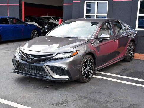 Used 2024 Toyota Camry SE image 3