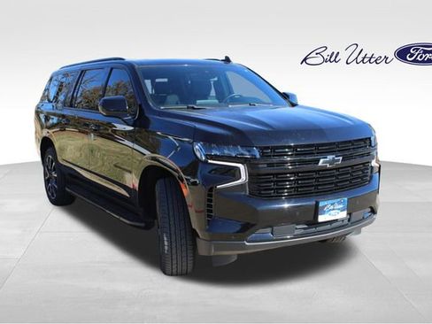 Used 2023 Chevrolet Suburban RST image 3