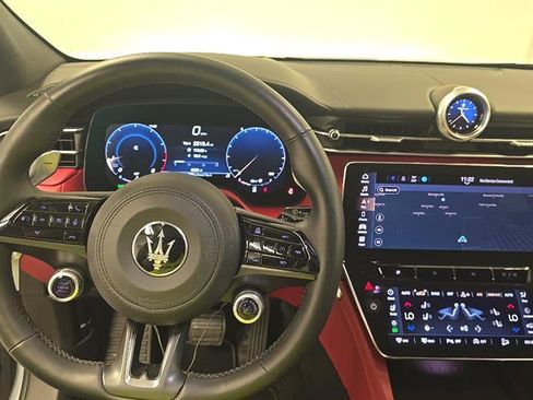 Used 2023 Maserati Grecale Trofeo image 10