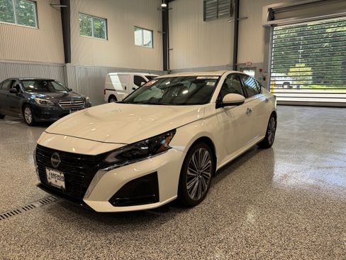 Used 2023 Nissan Altima 2.5 SL FWD image 1