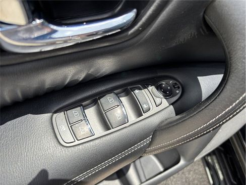 Used 2020 Nissan Armada SL w/ Premium Package image 24