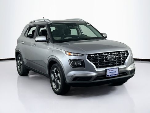 Used 2024 Hyundai Venue SEL FWD image 3