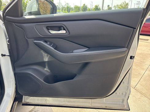 Used 2024 Nissan Rogue SV image 29