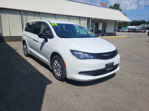 Used 2024 Chrysler Voyager LX FWD image 5