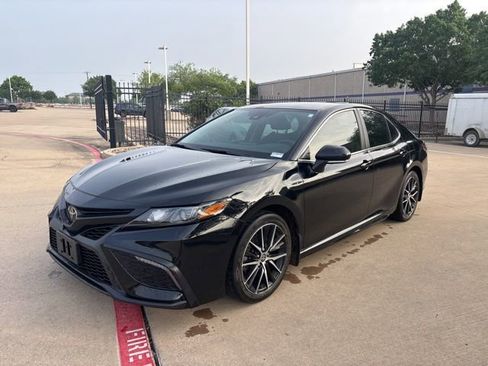Used 2024 Toyota Camry SE FWD image 1