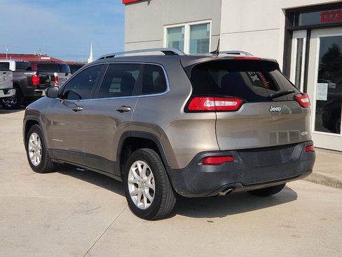 Used 2017 Jeep Cherokee Latitude w/ Comfort & Sound Group FWD image 4