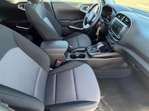 Used 2025 Kia Soul LX image 11