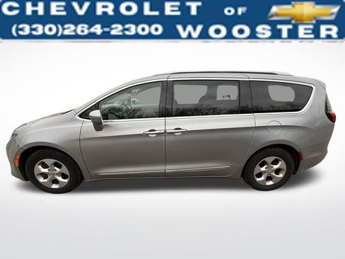Used 2017 Chrysler Pacifica Touring-L Plus image 2