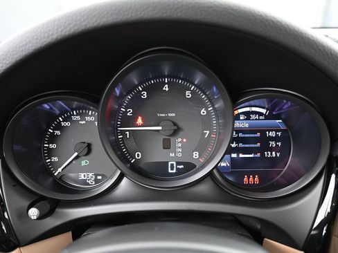 Certified 2025 Porsche Macan AWD/4WD image 18