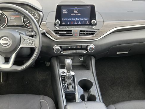 Used 2025 Nissan Altima 2.5 SV FWD image 16