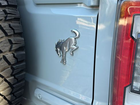 Used 2021 Ford Bronco Badlands image 9