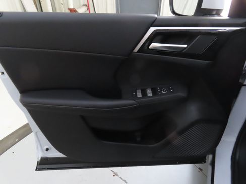 New 2025 Mitsubishi Outlander SE image 8