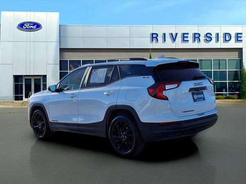 Used 2023 GMC Terrain SLE w/ Driver Convenience Package image 4