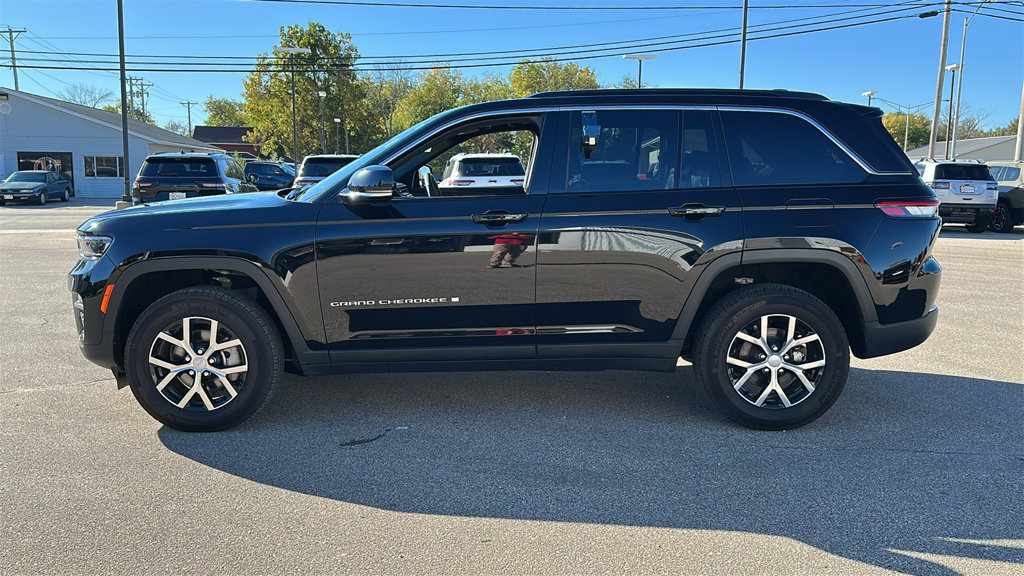 Used 2025 Jeep Grand Cherokee Limited AWD/4WD image 4