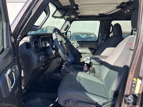Used 2025 Jeep Wrangler Unlimited Rubicon image 38